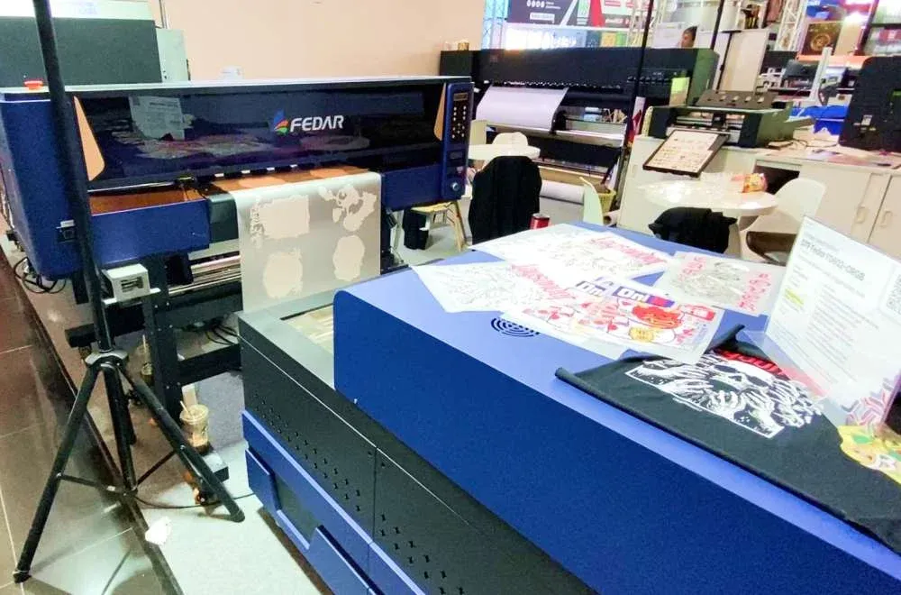 Deretan mesin printing unggulan Laysander dipamerkan untuk demonstrasi teknologi cetak di Laysander Surabaya Printing Expo 2026.